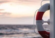 Barco com imigrantes africanos afunda na costa da Tunísia