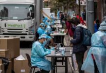 Autoridades de Hong Kong vão confinar bairro com nove mil pessoas