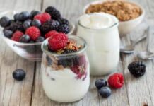 Saiba por que razão deve incluir iogurte grego na sua dieta