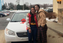 Jovem ganha carro em rifa e dá para colega de trabalho que se desloca de bicicleta