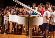 Conheça a pianista com carreira internacional que leva música clássica à periferia