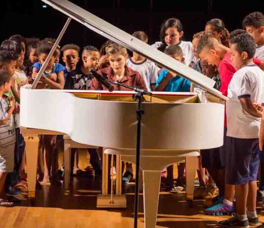 Conheça a pianista com carreira internacional que leva música clássica à periferia