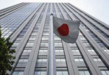 Japão enfrenta falta de leitos, e milhares se isolam em casa