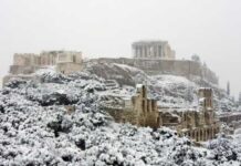 Uma visão rara: Neve cobre Atenas de branco e nem a Acrópole escapa