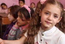 Menina síria que cresceu sob bombas dá a volta por cima e vence campeonato mundial de matemática