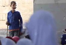 Menino cego dá aula para crianças em escola destruída pela guerra no Iêmen