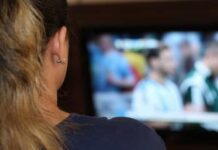 Hungria processa TV por mostrar famílias gays em comercial
