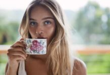 O chá com cafeína pode causar desidratação?