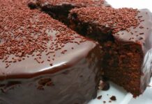 Bolo de chocolate simples e cremoso. Os clássicos nunca passam de moda