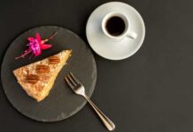Bolo de bolacha e leite condensado. Resistir? Impossível