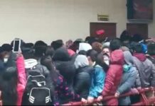 Sete estudantes morrem após grade de proteção desabar em universidade