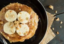 Receita fácil e rápida de panquecas de banana low carb