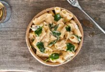 Massa com pesto de iogurte, hortelã e manjericão