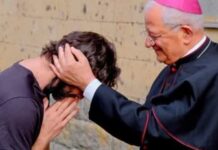 Padre italiano abandona Igreja por amor. "Pela Laura, desisto da batina"