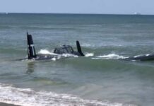 Piloto faz pouso de emergência no mar durante apresentação