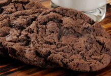 Bolachas de chocolate simples e prontas em vinte minutos