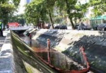 Óleo diesel vaza de hipermercado, polui canal e atinge o mar em Santos