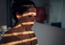 Pessoas que acordam cedo podem ter menor risco de depressão, diz estudo
