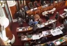 Deputados trocam socos no parlamento da Bolívia