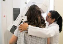 Mulheres devem esperar 4 semanas após vacina para fazer mamografia de rotina