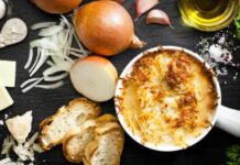 Está com frio? Aprenda a fazer Sopa de Cebola Gratinada