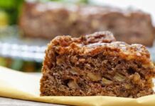 Prepare um bolo de noz e caramelo para o lanche