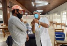 Pessoas de 49 anos completos ou mais recebem a segunda dose da CoronaVac nesta terça-feira (20)