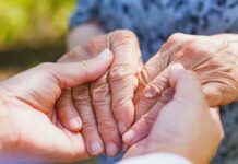 Conheça os sintomas da doença de Parkinson além dos tremores
