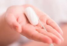 Mulheres trocam absorventes descartáveis por itens ecologicamente corretos