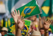 Manifestantes bolsonaristas tentam invadir o Ministério da Saúde