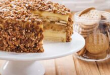 Receita: Torta de biscoito Maria com doce de leite e crocante de castanha