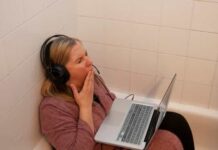 Estudo revela as coisas mais estranhas que as pessoas fazem no WC