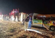 Acidente envolvendo caminhão, ônibus e van deixa 12 mortos e 17 feridos na Bahia