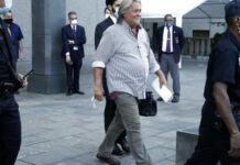 Steve Bannon se entrega ao FBI após obstruir investigação do ataque ao Capitólio