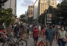 São Paulo mantém exigência do uso de máscaras em ambientes abertos