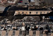Mortos por tornados nos EUA passam de 90, e equipes buscam sobreviventes