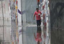 No RJ, rios superam 5 m, alagam 9 cidades e 800 moradores deixam suas casas
