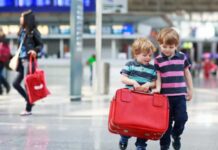 Entenda as regras para viagens de crianças sem os pais