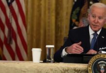 Biden xinga repórter da Fox News de filho da puta sem saber que microfone estava aberto