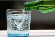 Quatro benefícios surpreendentes de beber água com gás (comece já)