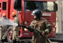 Homem prepara pedido de casamento romântico, mas acaba gerando incêndio