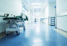 Homem tranca posto de saúde com corrente após revolta por falta de médico