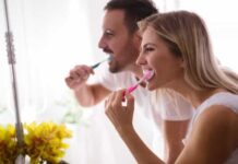 Afinal, deve-se escovar os dentes antes ou depois do café da manhã?