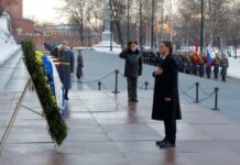 Bolsonaro inicia programa em Moscou homenageando soldados comunistas