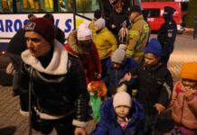 Com trégua da Rússia, Ucrânia retoma evacuação de civis