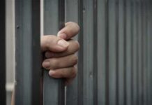 Homem mata pais "por ressentimento" e esconde corpos na varanda