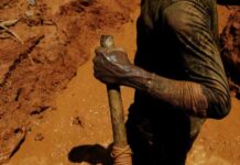 Garimpeiros ameaçam processar líder yanomami por acusações
