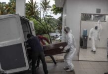 Mortes por covid-19 aumentam no mundo, revertendo declínio de 5 semanas, diz OMS