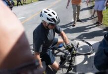 Joe Biden cai de bicicleta durante passeio com a mulher
