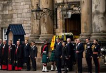 Caixão de Elizabeth 2ª chega a Edimburgo